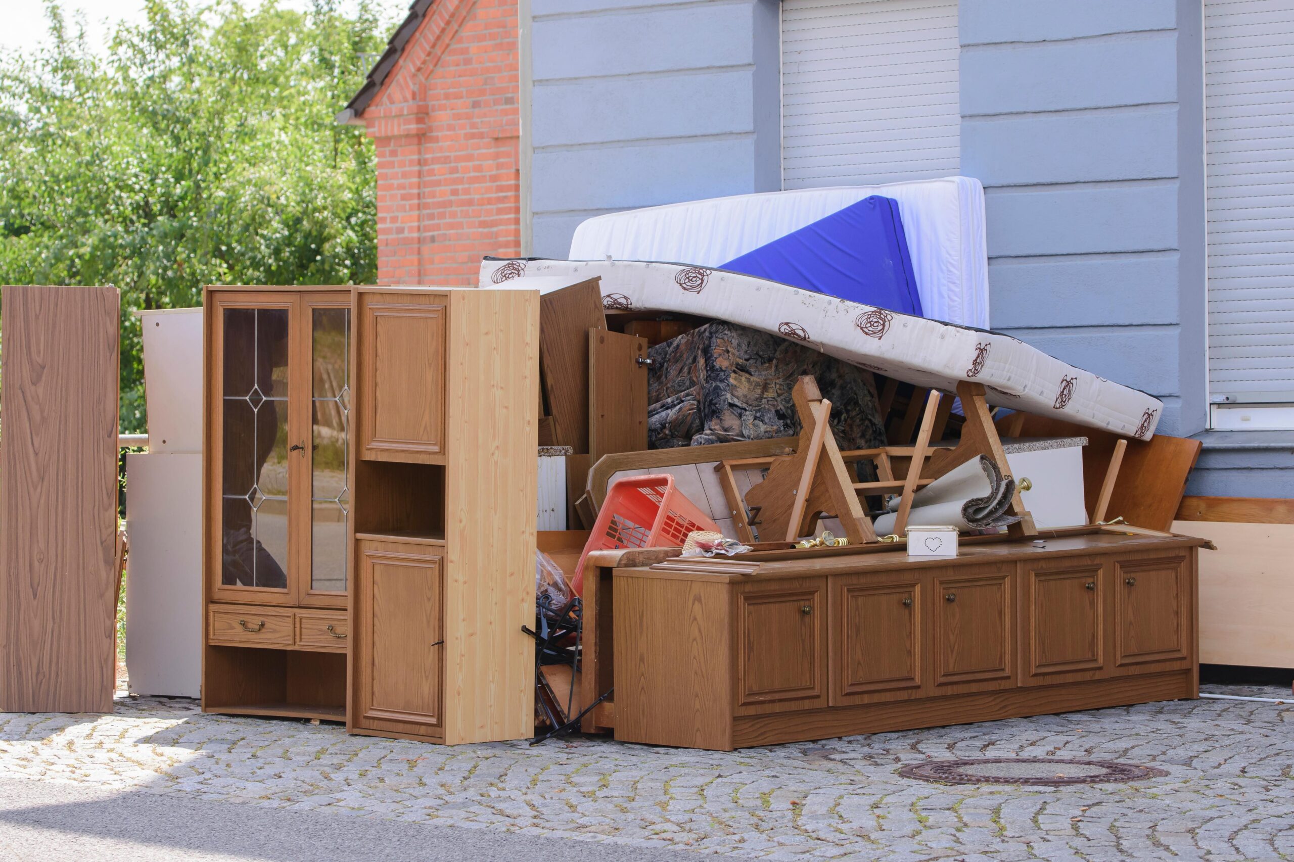 Abtransport sperriger Polstermöbel und Schrankwände aus einer Wohnung in Düsseldorf-Unterrath.